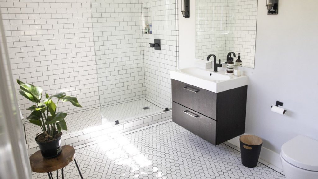 Making small bathrooms more attractive