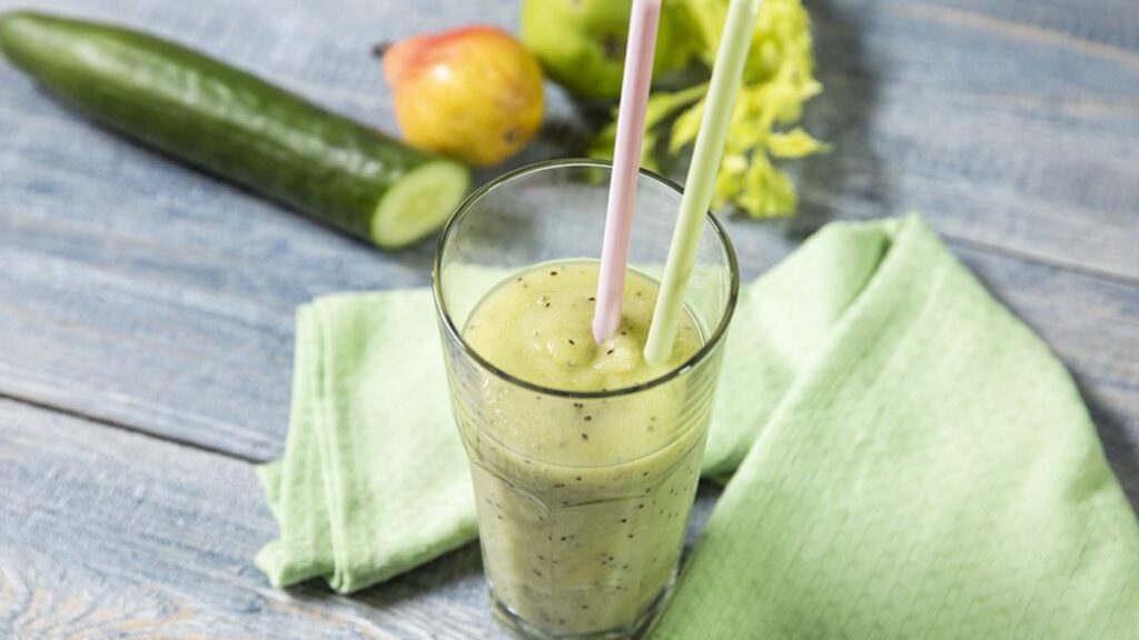 Cucumber smoothie with pear