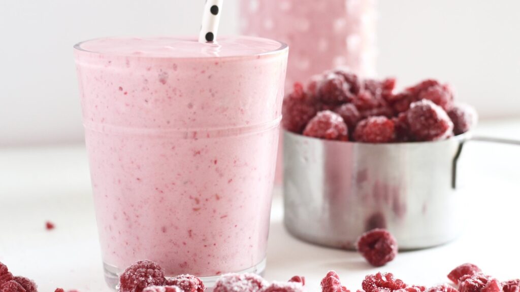 Raspberry smoothie with dates
