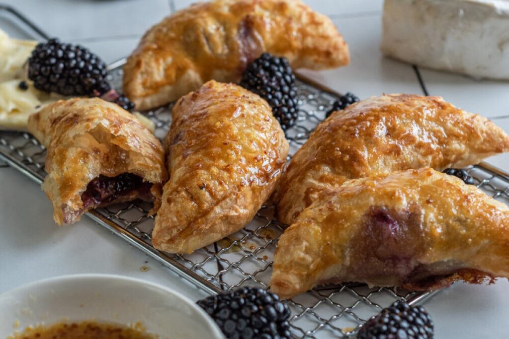 Puffs with blackberry sauce