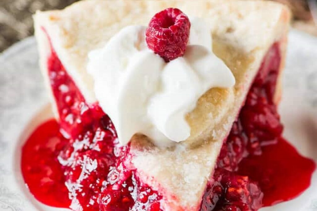 Yeast raspberry pie with cream
