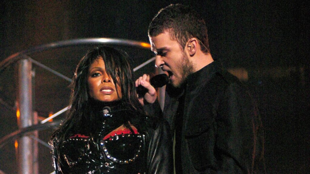 Justin Timberlake exposes Janet Jackson's nipples