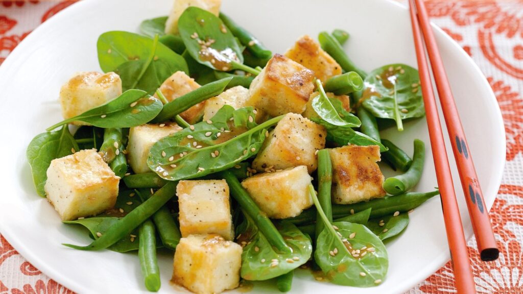 Salad with peas and tofu