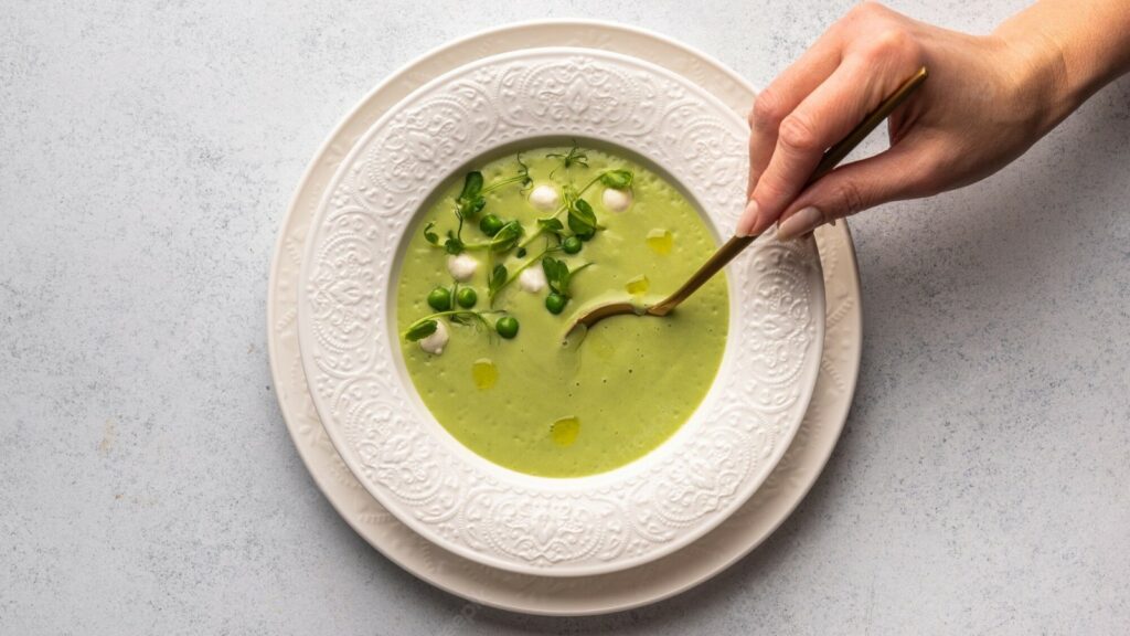 Pea soup with mozzarella