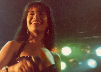 Selena y Los Dinos Review