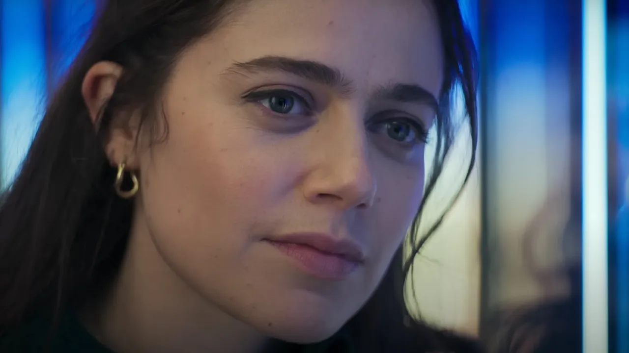 Molly Gordon’s Bear Spoilers Marketing Gold for Oh, Hi! Gazettely