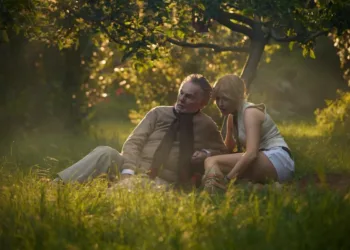 Moss and Freud Review: Two Icons, One Lifeless Film Moss and Freud Review