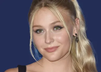 Alyvia Alyn Lind