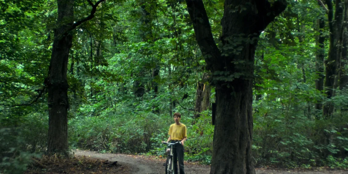 My Wife Cries Review: Formal Rigor and the Weight of Stillness 41 My Wife Cries Review