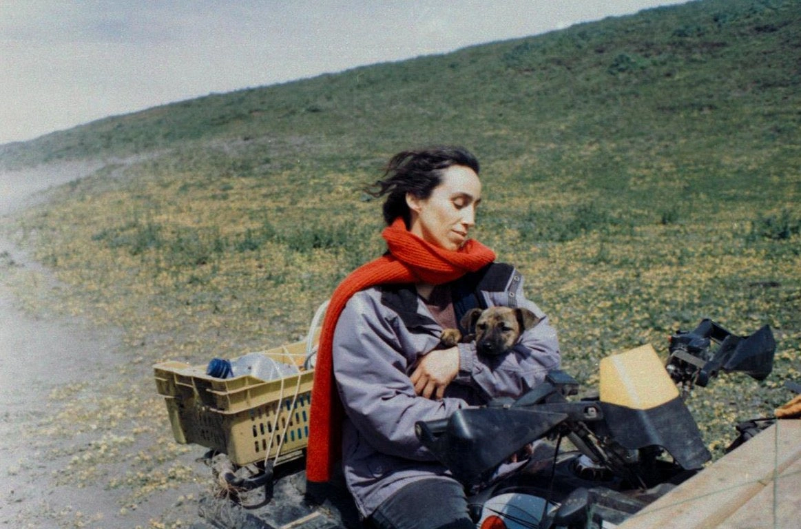 La Perra Review: Dominga Sotomayor Explores the Architecture of Isolation 42 La Perra Review