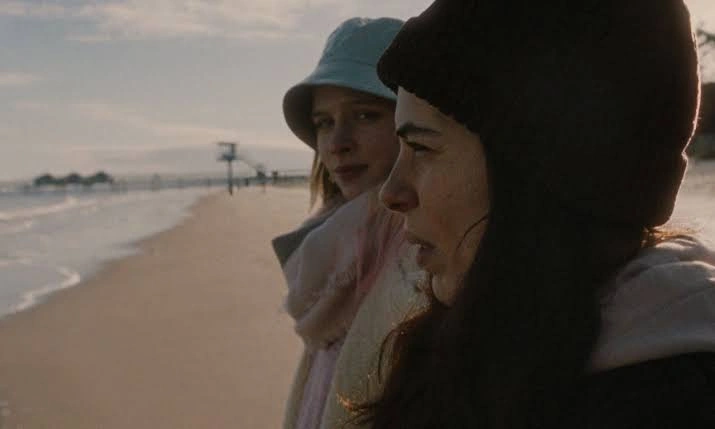 Everything That’s Wrong With You Review: Two Lonely Women Find Each Other 41 Everything That’s Wrong With You Review